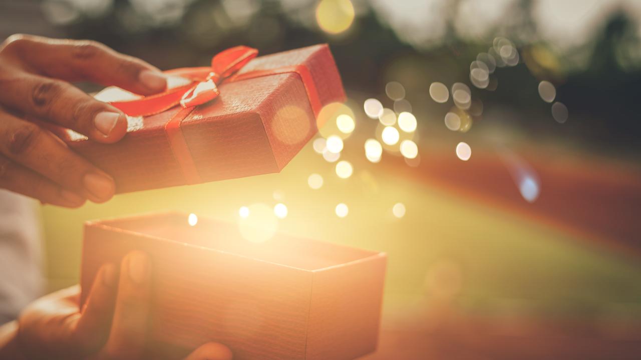 Eine Geschenkbox wird geöffnet © Bayer