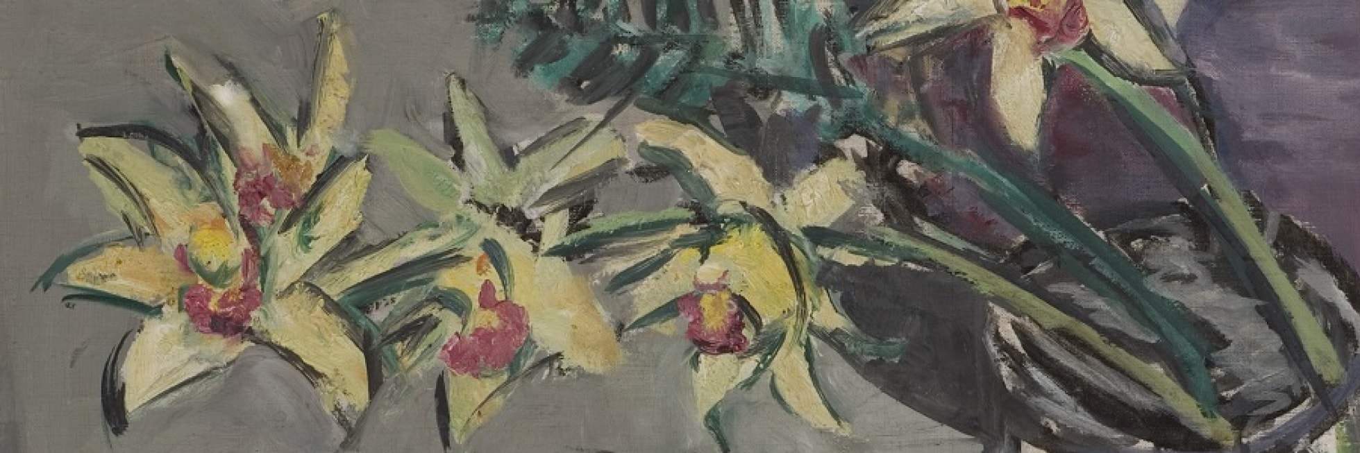 Gemälde von gelben und rosa Blumen in einer Vase auf grauem Hintergrund mit einem violetten und gemusterten Element an der Seite.
