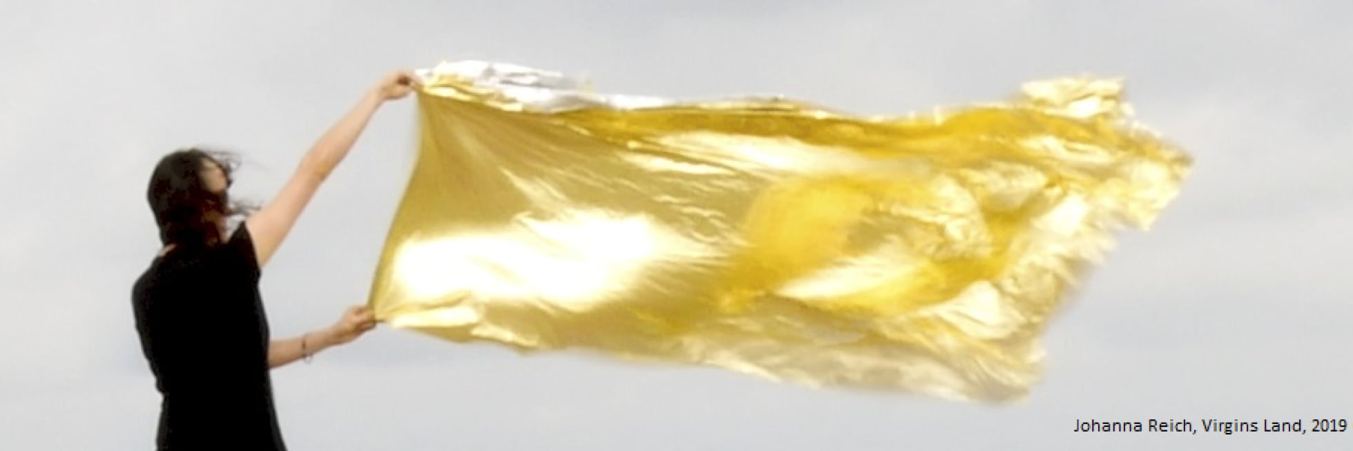 EIne Frua schwängt ein Goldenes Tuch druch die lusft