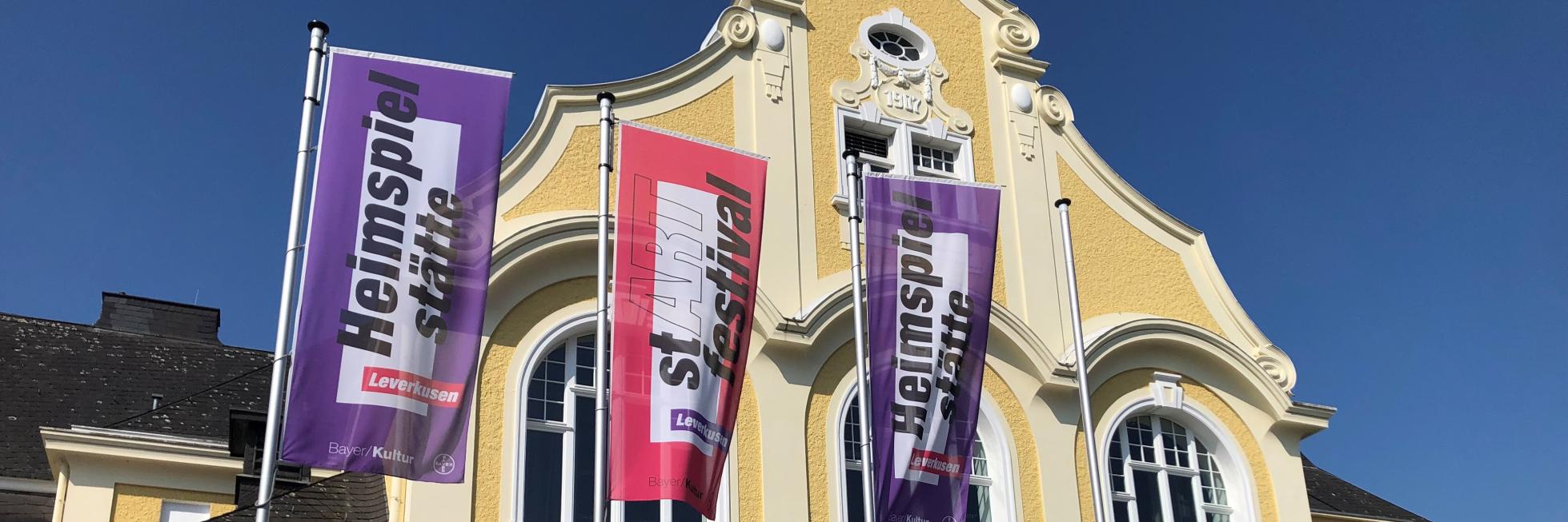 3 stARTfestival Fahnen vor dem Erholungshaus in Leverkusen